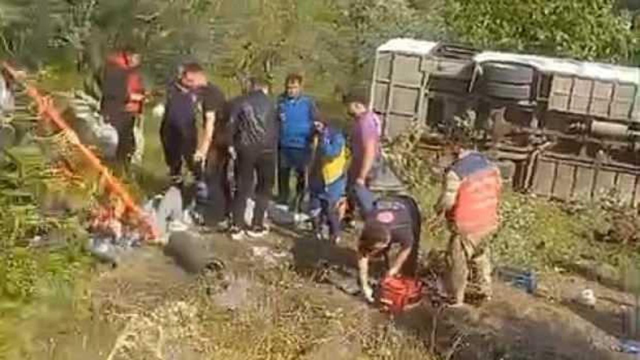 Üniversitelileri taşıyan midibüs şarampole devrildi: 12 yaralı