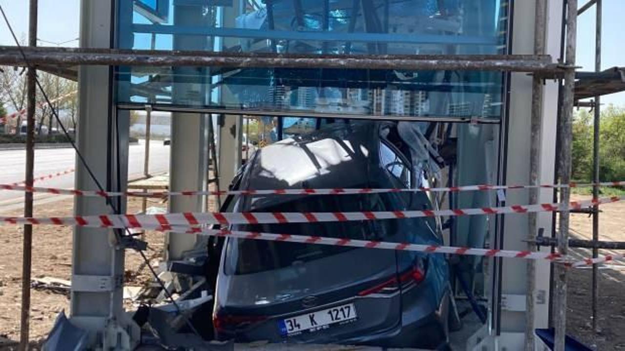 Uykuya dalan sürücü üst geçit asansörüne girdi: Yaralılar var!