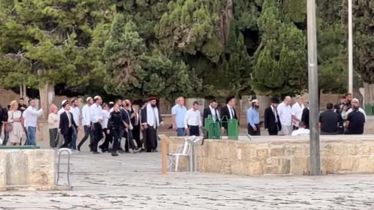 Yüzlerce fanatik Yahudi işgaci Mescid-i Aksa’ya baskın düzenledi