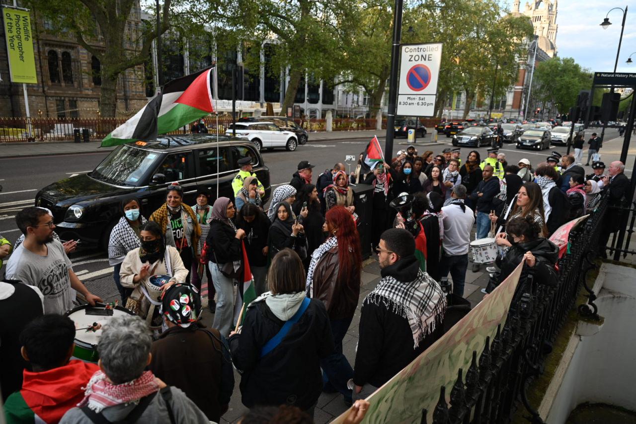 Fransa'nın Londra Büyükelçiliği önünde Filistin asıllı İngiliz cerrah Ebu Sitte tepkisi