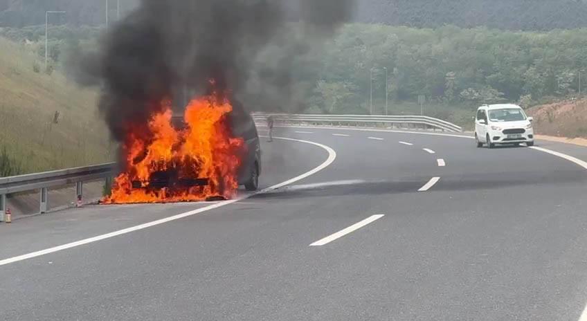 Pendik'te korku dolu anlar! Minibüs alev topuna döndü