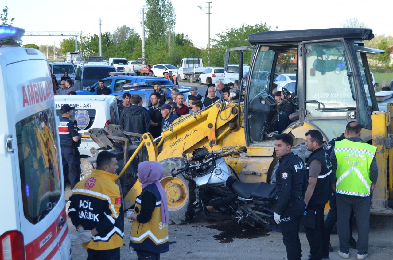 Kepçeye çarpan motosiklet sürücüsü öldü