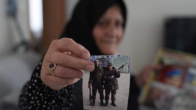 Engelli iki oğluna yıllardır şefkatle bakıyor