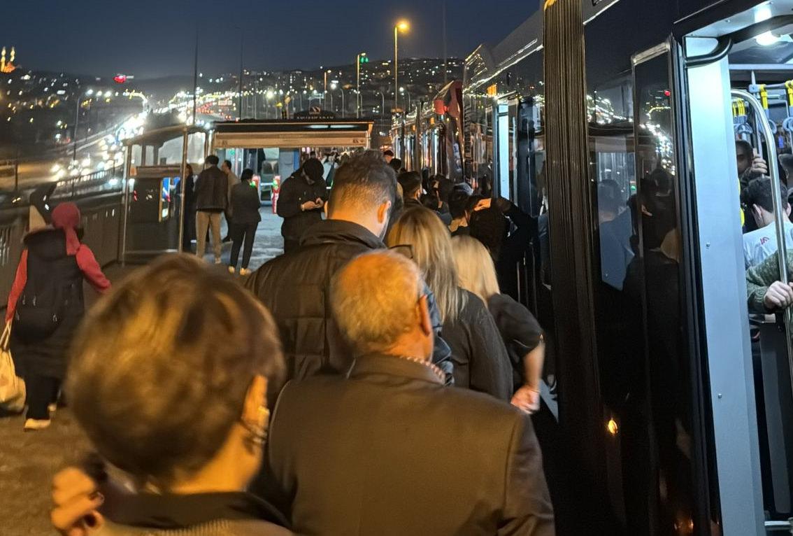 Metrobüsteki arıza nedeniyle yolcular tahliye edildi