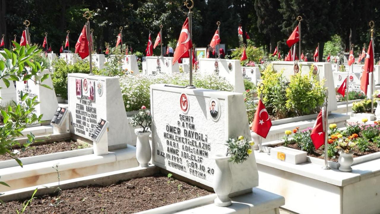 Edirnekapı Şehitliği’nde hüzünlü Anneler Günü