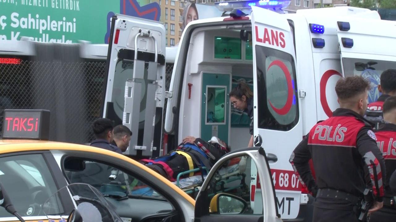 Bakırköy'de motosikletli 2 polis ticari taksiye arkadan çarptı