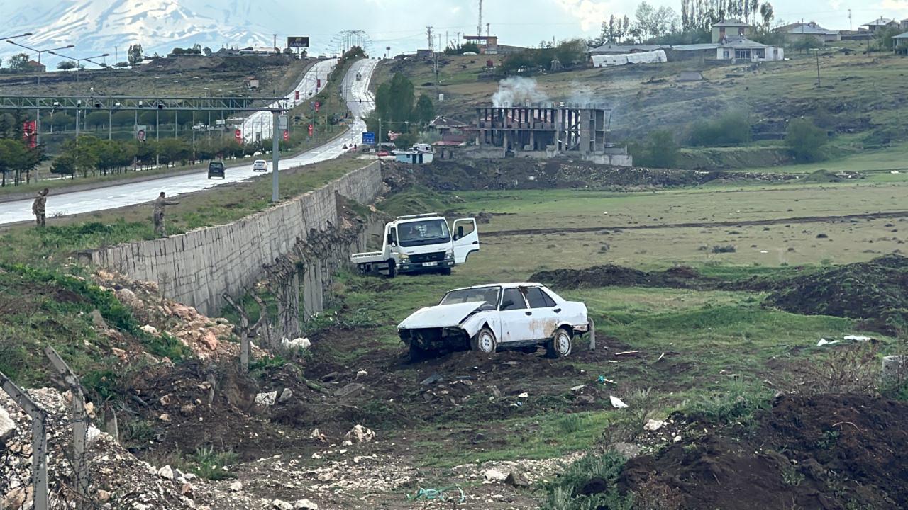 Van'da şarampole devrilen otomobildeki 5 kişi yaralandı