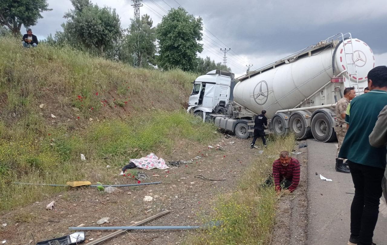 TIR yolcu minibüsünü biçti! Çok sayıda ölü var!