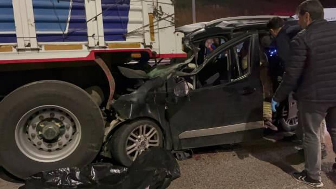 Yolda duran TIR’a çarpan araçtan üzücü haber geldi