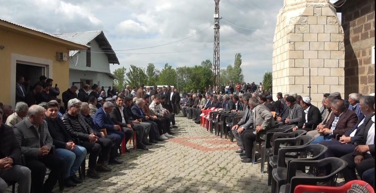 Muş'ta husumetli iki aile barıştı! Törene damga vuran anlar