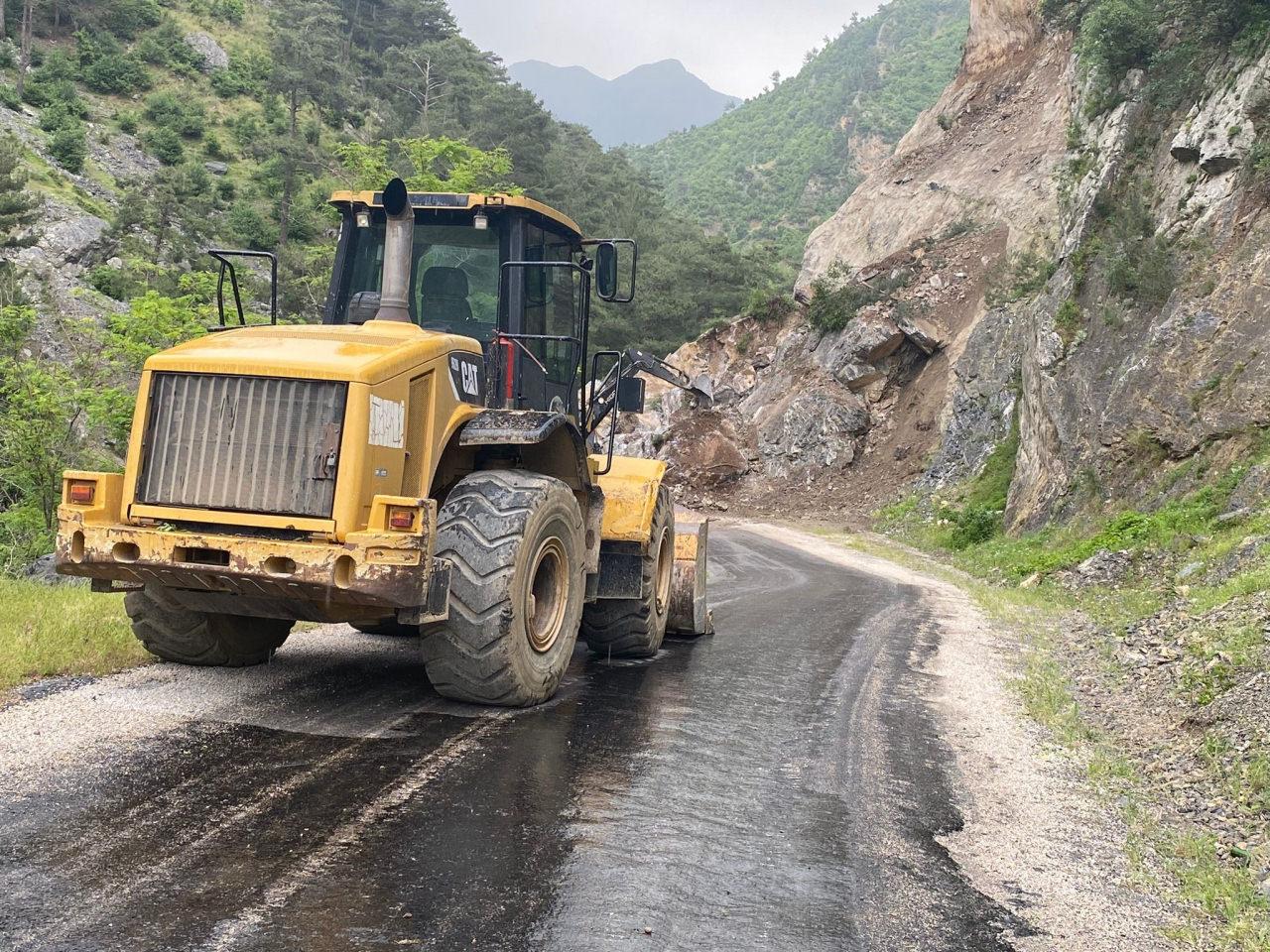 Dev kayalar yolu ulaşıma kapattı