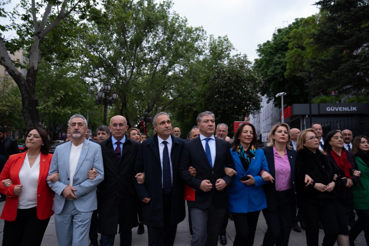 Bakanlıktan protesto düzenleyen CHP'lilere ikram