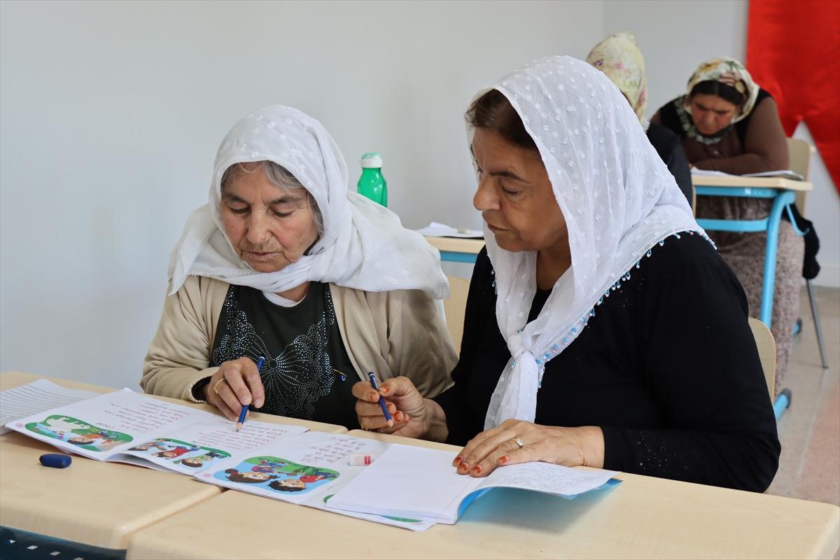 Hollanda'dan tatil için memleketine gelen kadın, 69 yaşında okuma yazma öğrendi