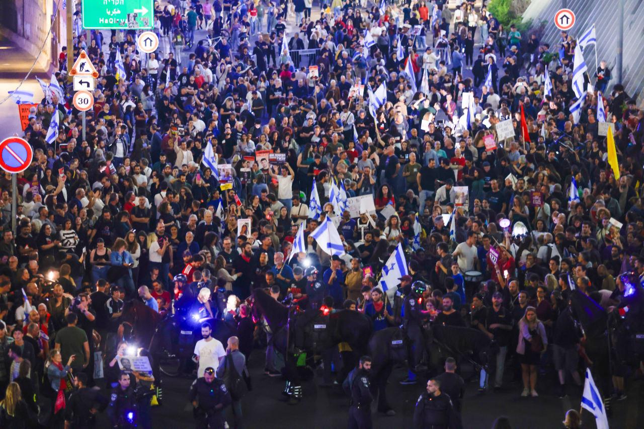 İsrailliler sokaklarda hükümetten ateşkes anlaşmasını imzalamasını talep etti