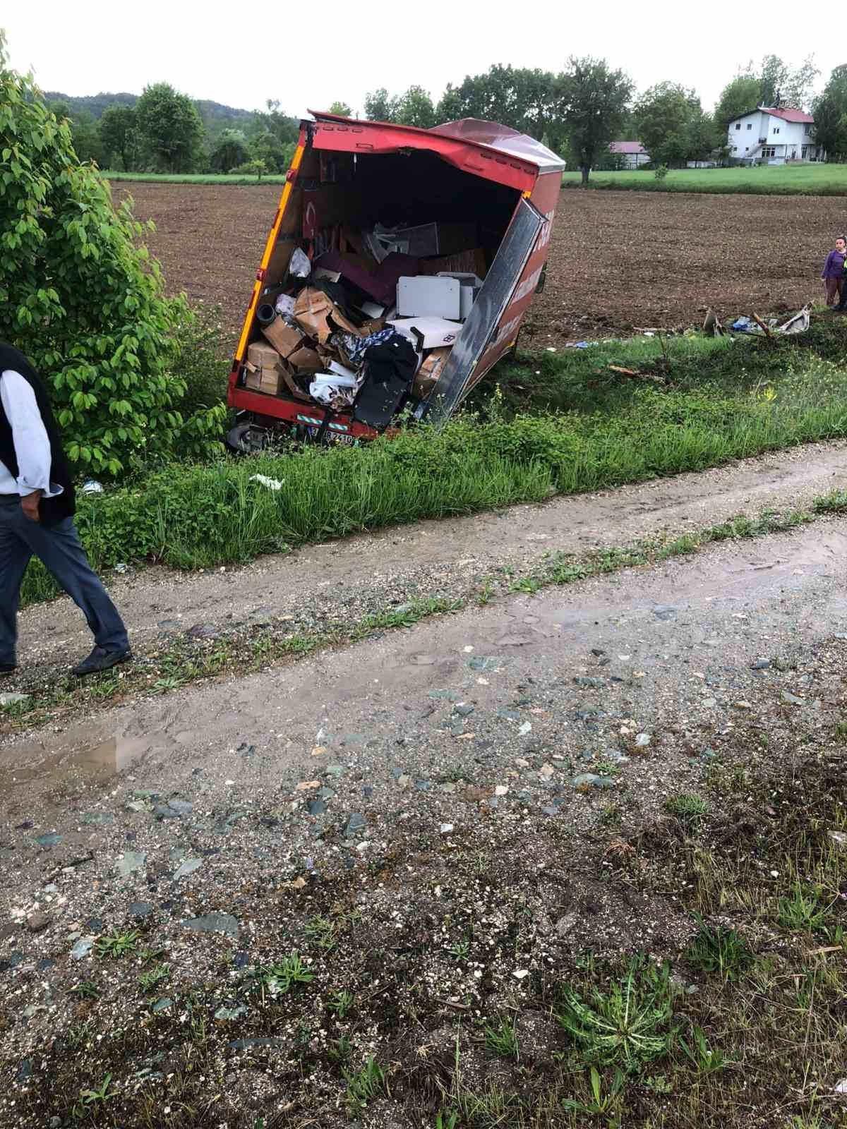 Kastamonu’da ev eşyası taşıyan kamyon tarlaya uçtu!