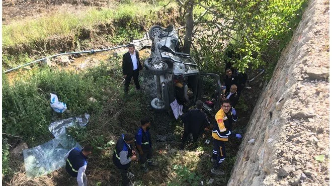 Araç istinat duvarından düştü: 3 yaralı