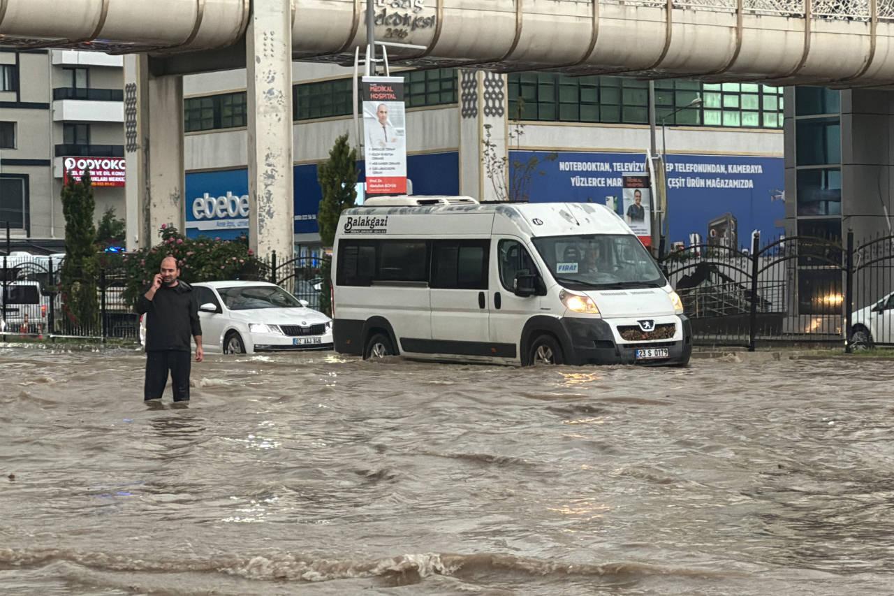 Elazığ dolu ve sağanağa teslim oldu