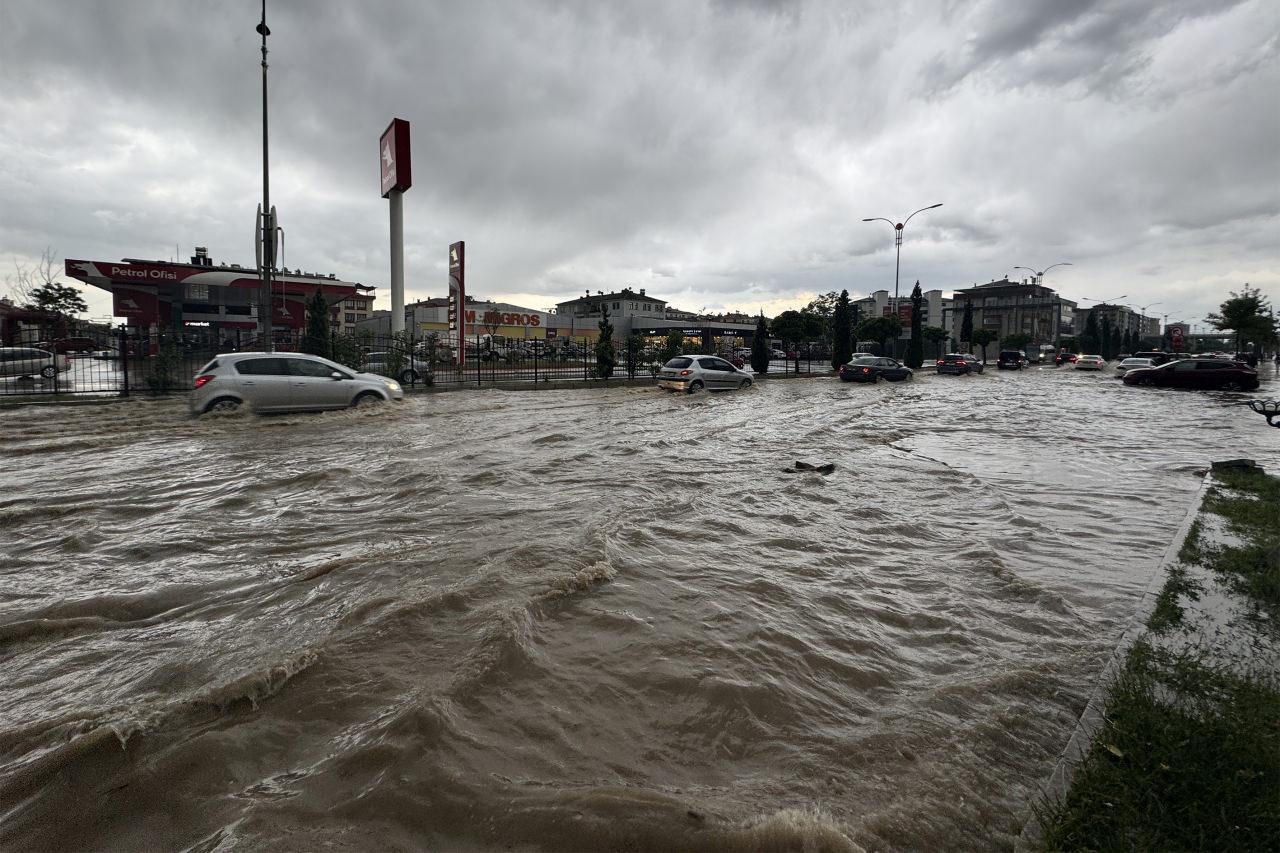 Elazığ dolu ve sağanağa teslim oldu