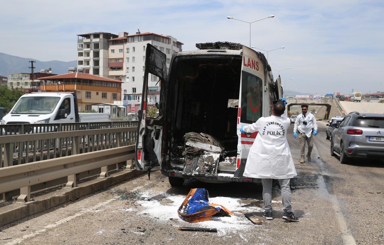 Hasta taşıyan ambulans alev aldı!