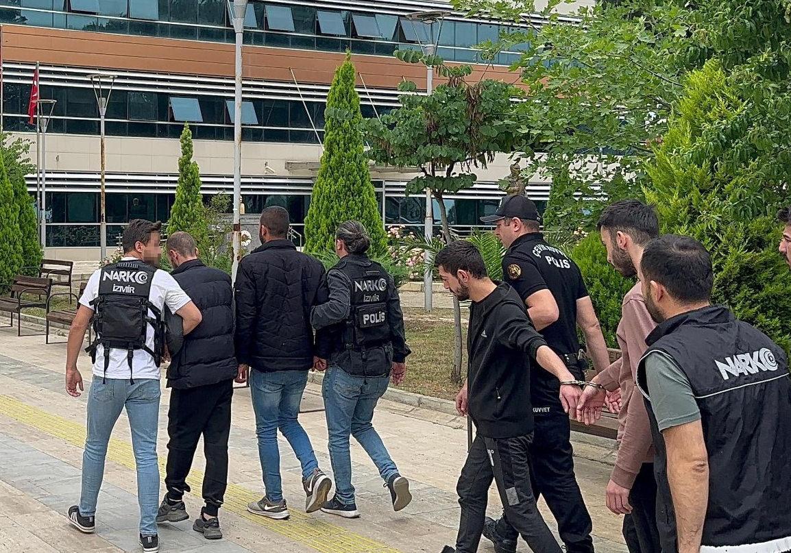 İzmir'de uyuşturucu operasyonu: 45 şahıs tutuklandı