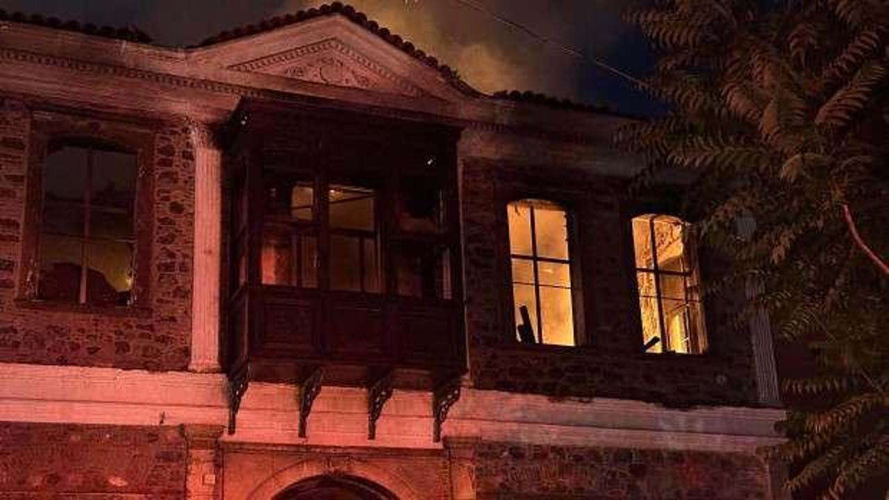 İzmir’de tarihi binada yangın; mahsur kalan kadın kurtarıldı