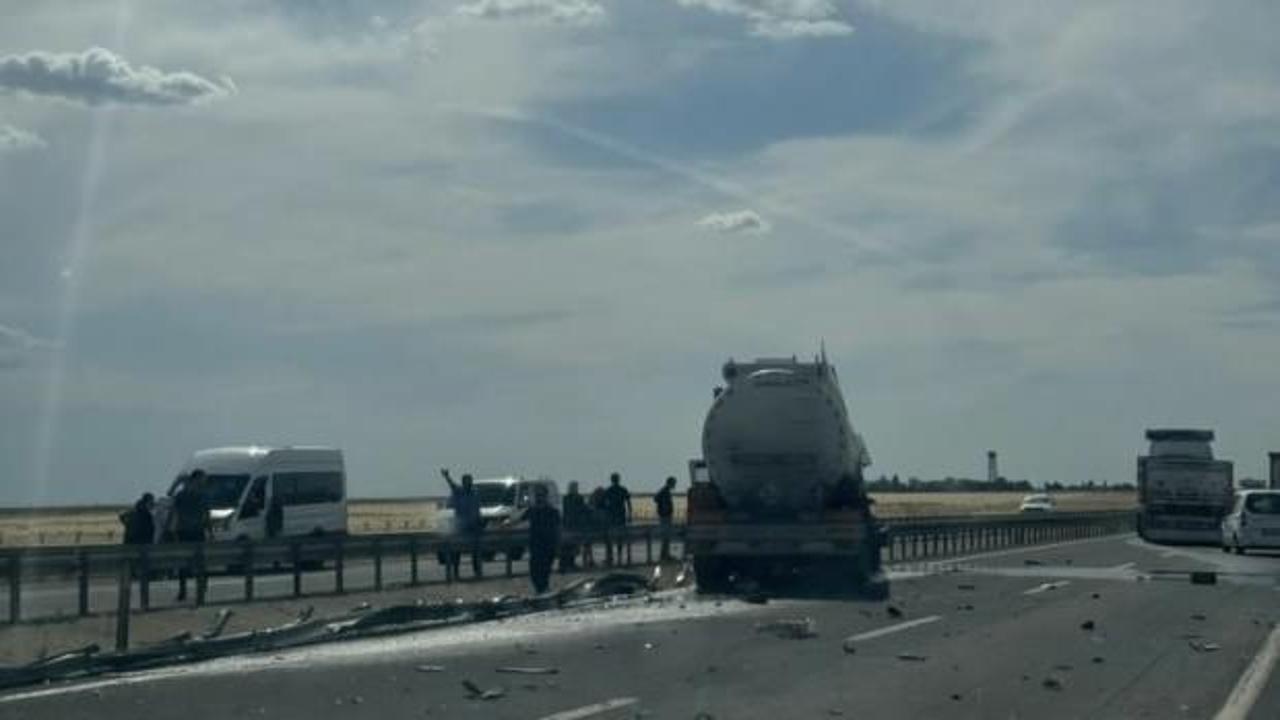 Mardin’de tır bariyerlere çarptı