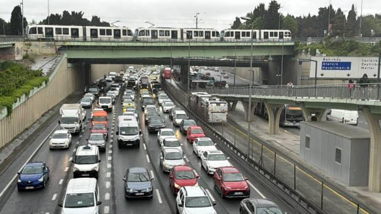 Megakentte yağmurun etkisi: Ulaşım çileye döndü