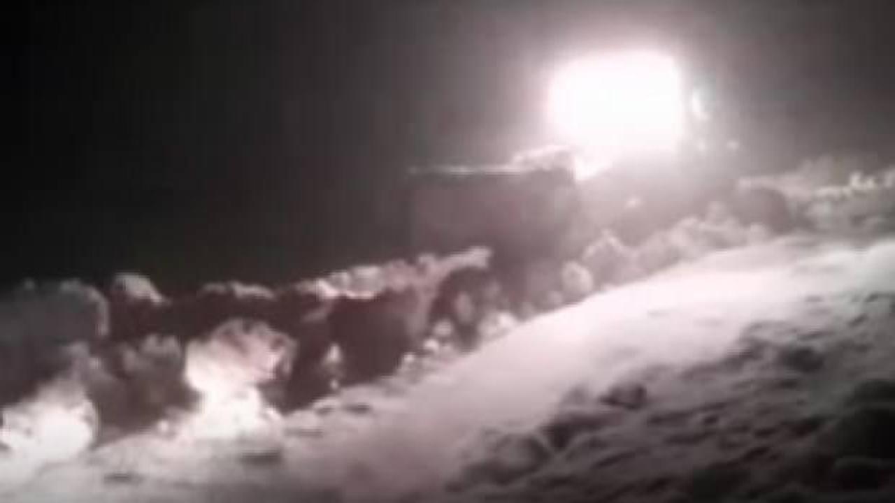 Minibüs kar nedeniyle yolda kaldı, ekipler kurtardı