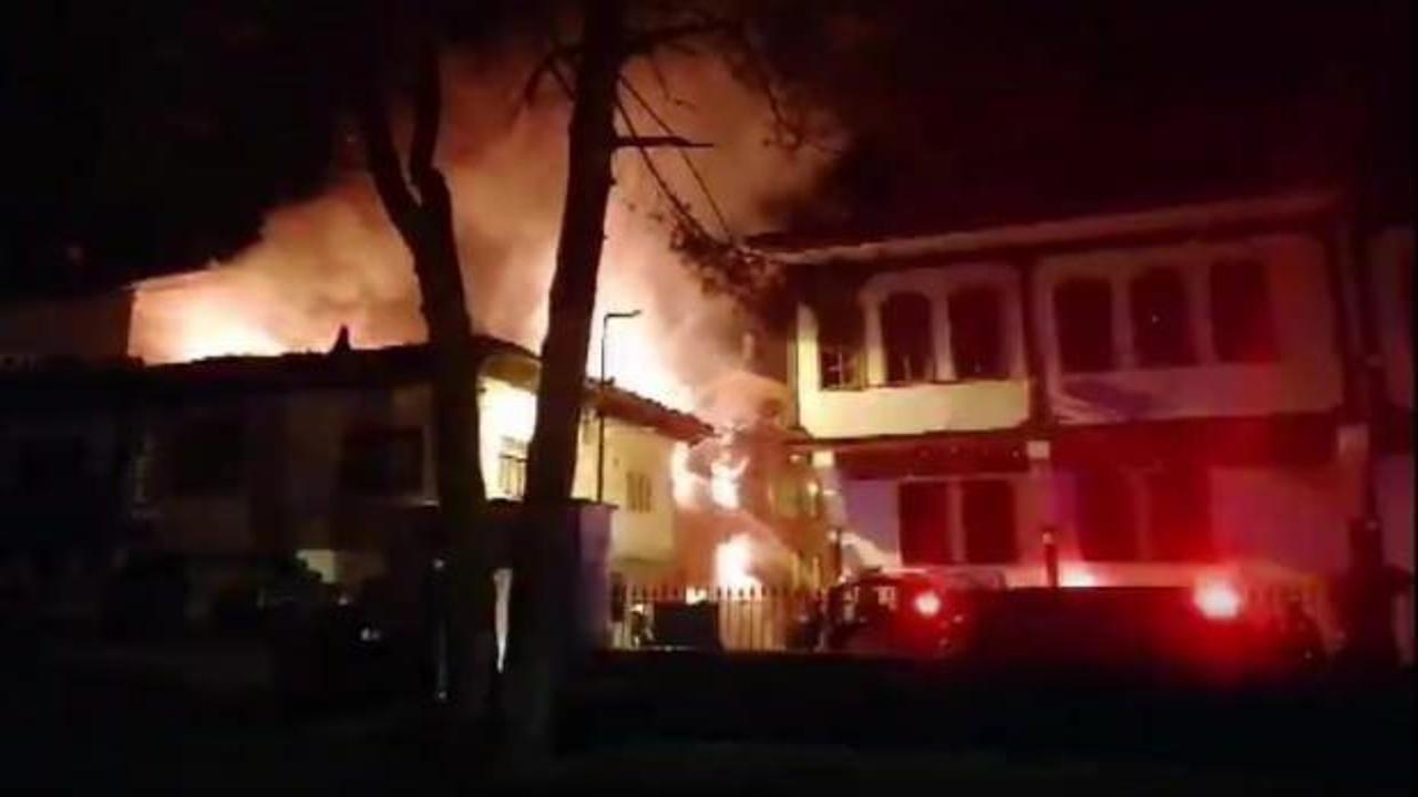 100 yıllık konakta yangın çıktı! 4 binaya da sıçradı