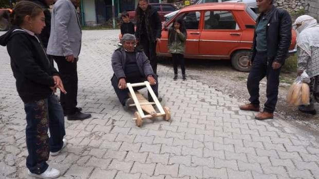 Tahta arabalarla yarış düzenleyip çocukluk eğlencelerini geleneksel hale getiriyorlar