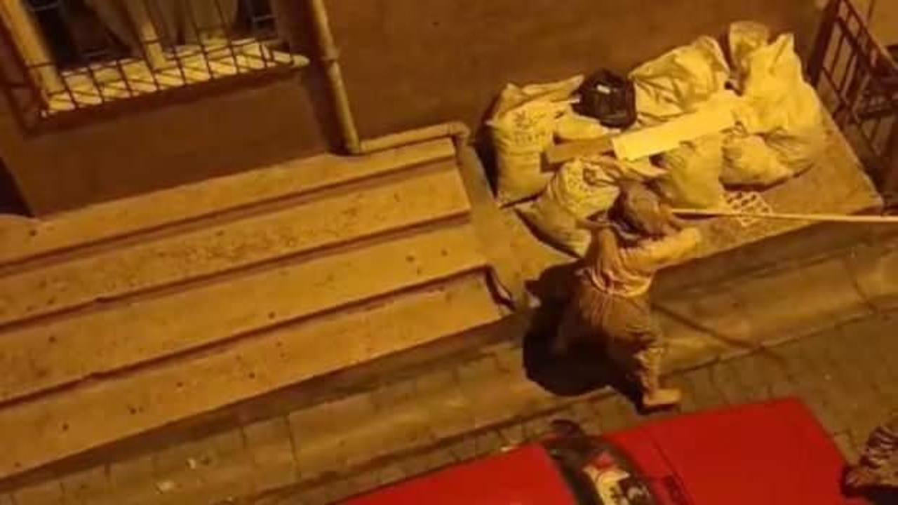 Yumruk ve tekmelerin havada uçuştuğu kavga! Kadın sopayla saldırdı