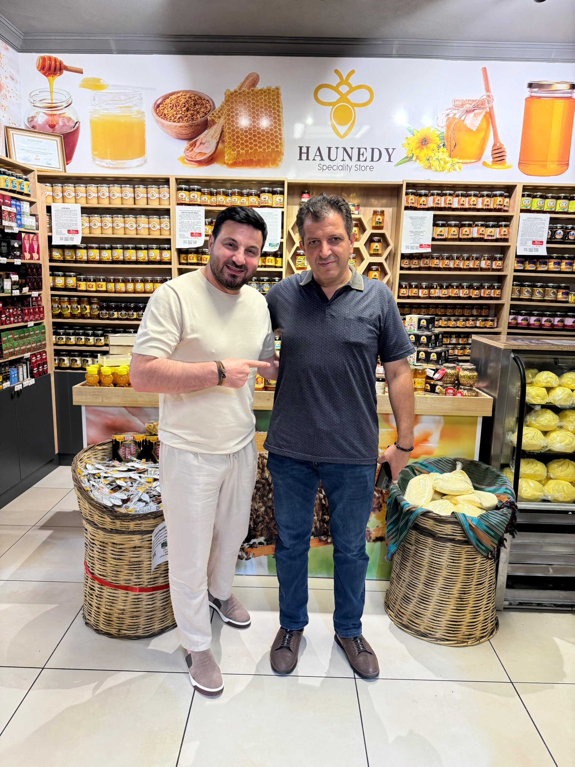 Haunedy Karadeniz Yöresel Ürünler Mağazasında Davut Güloğlu’ndan Sürpriz Ziyaret