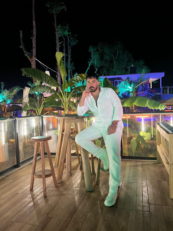 Şarkıcı Uğur Özçelik’ten Sadeleşme Sanatı: “Aşksız Kalma”nın Minimalist Video Klibi Dikkat Çekti