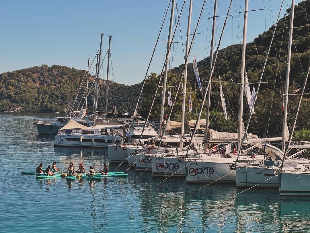 Sailors in Yellow Shorts: Göcek’te Yelkenli Tekne ile Geceyi Aydınlatın