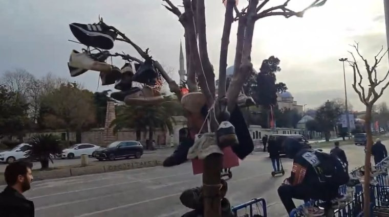 Sert Polis Müdahalesinin Ardından Kaybolan Ayakkabılar Ağaca ve Barikata Asıldı
