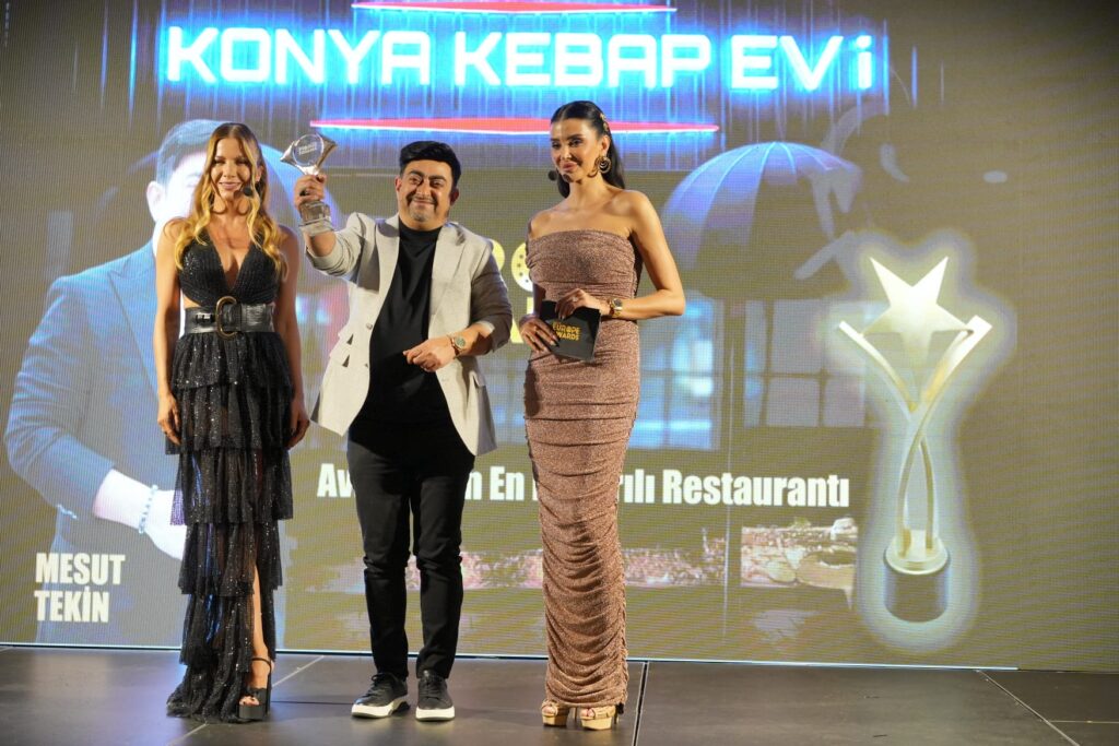 Çırağan Sarayı'nda Ödül Töreni Mesut Tekin'in Başarı Hikayesi Alkışlarla Karşılandı