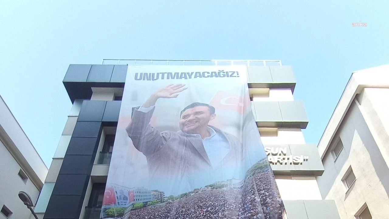 CHP İzmir İl Binasına Ferdi Zeyrek Posteri Asıldı