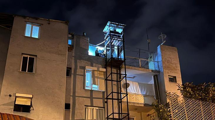 İzmir’de Yük Asansörü Faciası: 67 Yaşındaki Kadın Metrelerce Yükseklikten Düşerek Hayatını Kaybetti