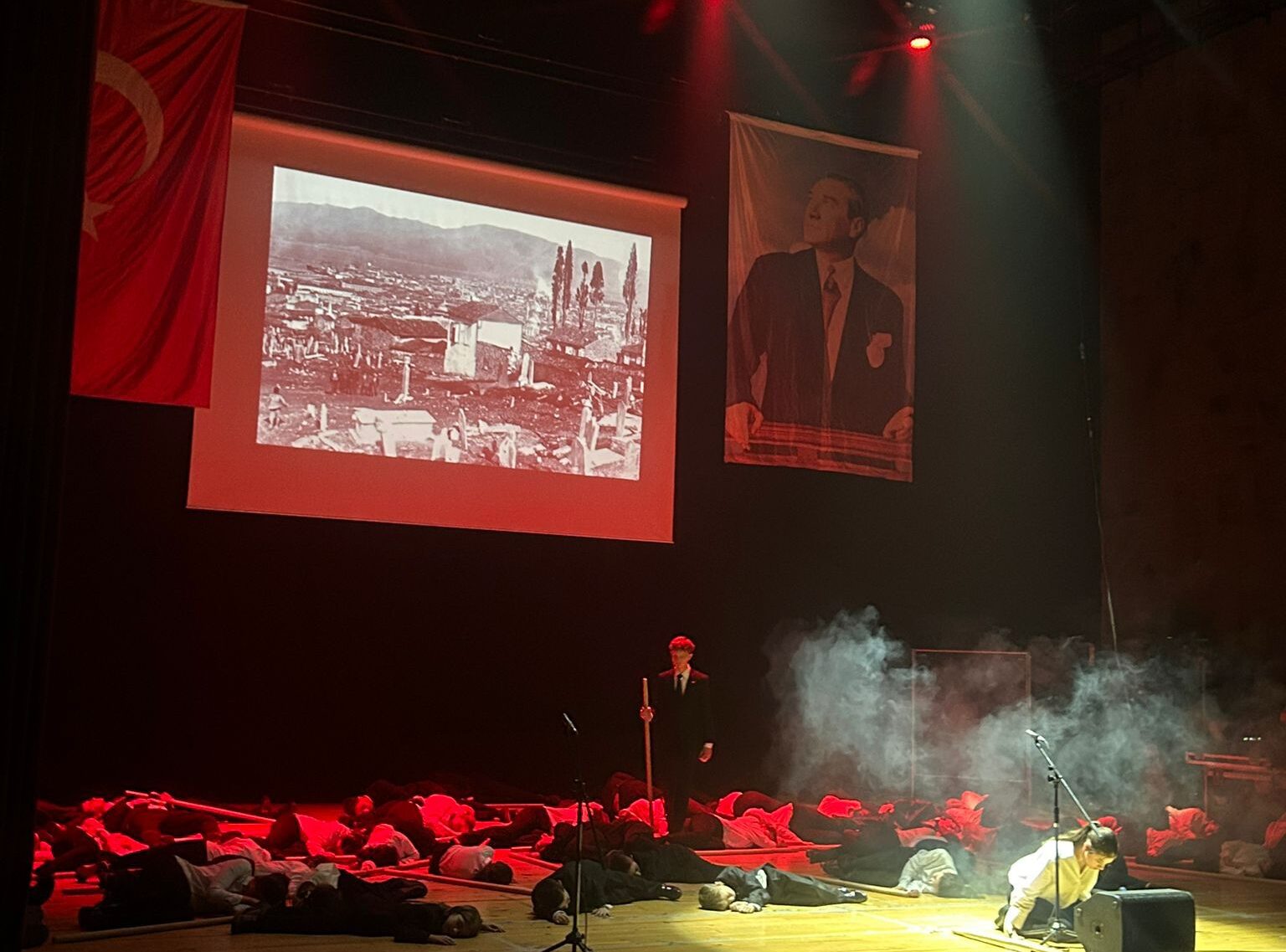 İZBİLİM KOLEJİ’NDEN CUMHURİYET RUHUNU AYAĞA KALDIRAN GECE