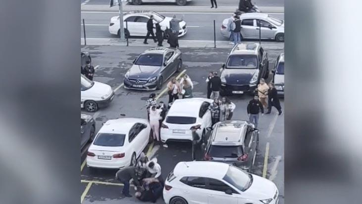 Adliye Koridorları Karıştı: İki Aile Arasındaki Duruşma Sonrası Kavga Kamerada