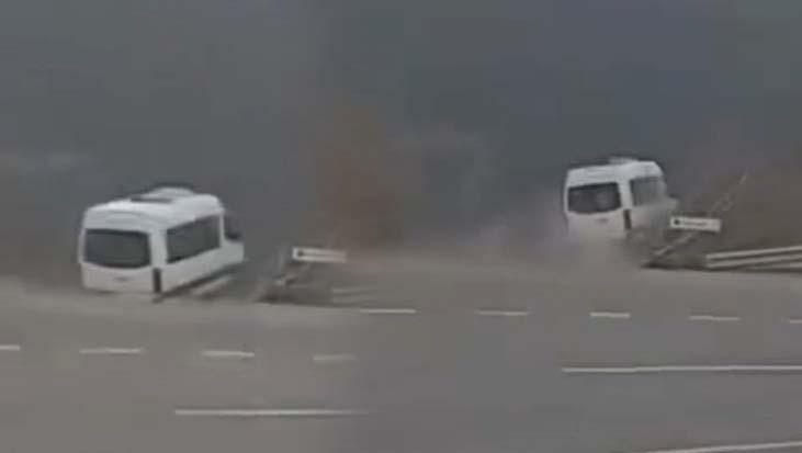 Gaziantep’te Minibüs Şarampole Yuvarlandı: 1 Ölü, 3 Yaralı