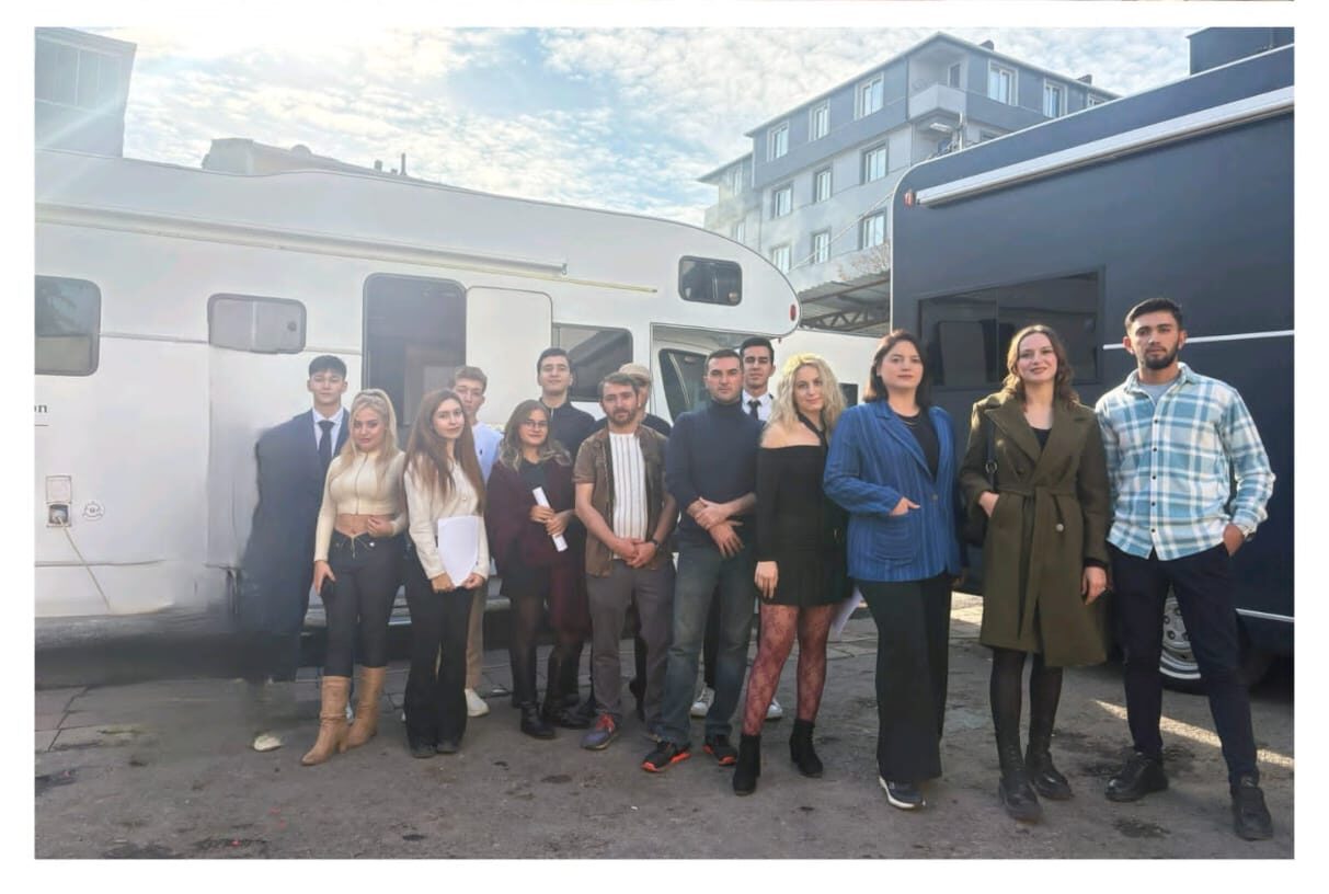 “3 2 1 KAOS”  SETTEN GELEN İLK BİLGİLER YÜKSEK TEMPOLU BİR KOMEDİ SUNACAĞINI GÖSTERİYOR