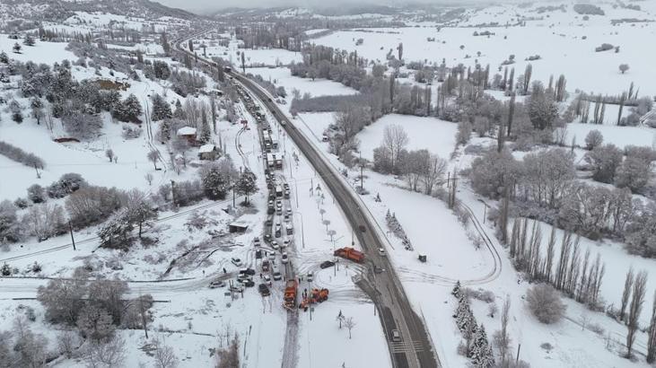 Kar bir anda bastırdı! Karayolu 3 saat trafiğe kapandı