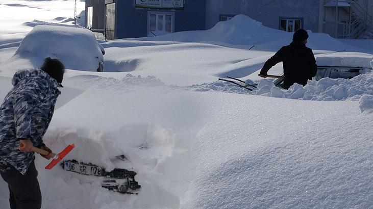 Bitlis’te Metrelerce Kar: Araçlar Kar Yığınlarının Altında Kaldı